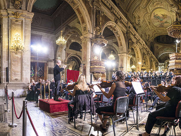 José Luis Domínguez dirigiendo en la Catedral de Santiago