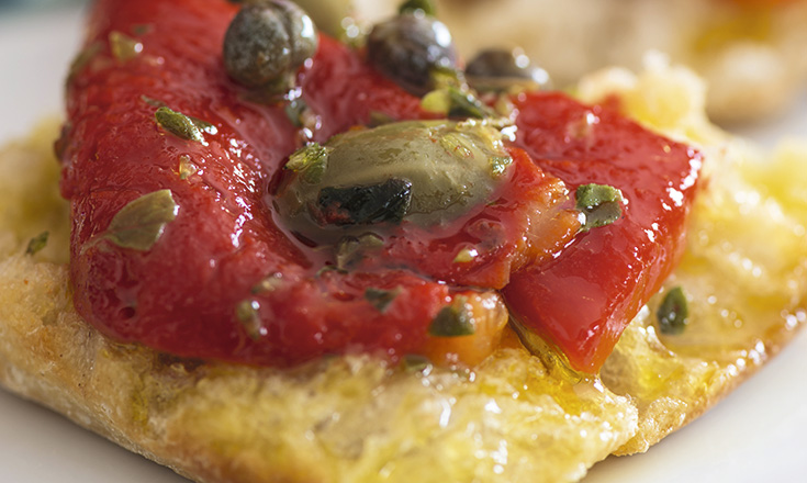 Pimentones asados con ajo y anchoas en aceite de oliva