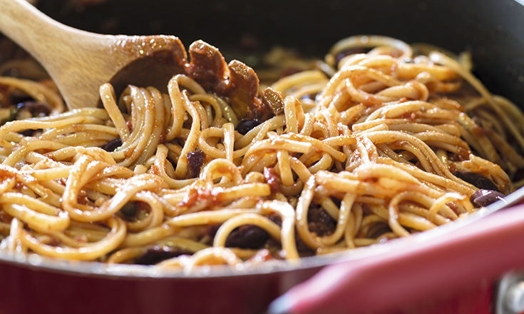 Spaghetti alla puttanesca alla napoletana