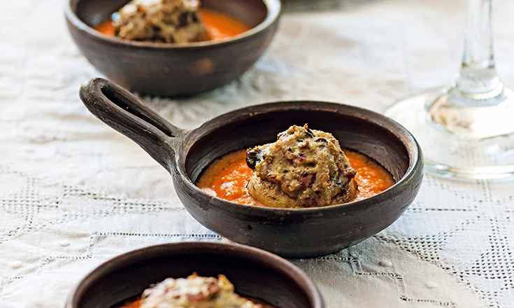 champiñones rellenos con aceitunas y tocino sobre salsa de pimientos y almendras revista ed