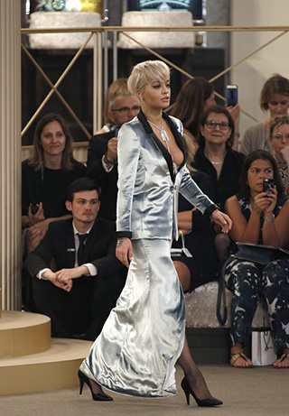 Rita Ora en el desfile de Chanel