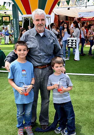 Baltazar Sánchez junto a sus nietos Baltazar y Santiago Sánchez