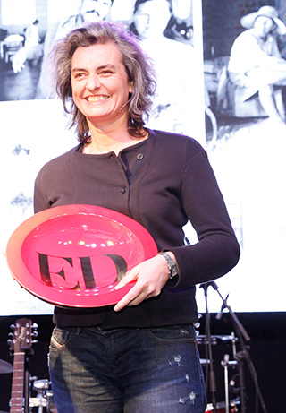 Elodie fulton, recibiendo el premio a Mejor Fotógrafa a nombre de Paz Errázuriz