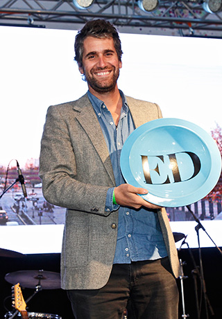 Juan Ignacio Cerda recibiendo el premio a Mejor Arquitecto representando a la oficina Elemental