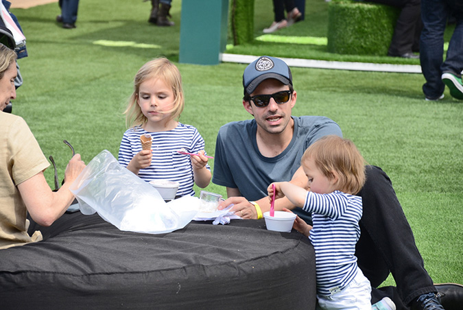 Nicolás Jobet y sus hijas Ana y Clara