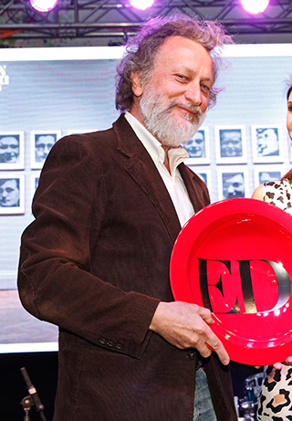Roberto Farriol, director del Museo Nacional de Bellas Artes, recibiendo el premio a la Mejor Exposición del año