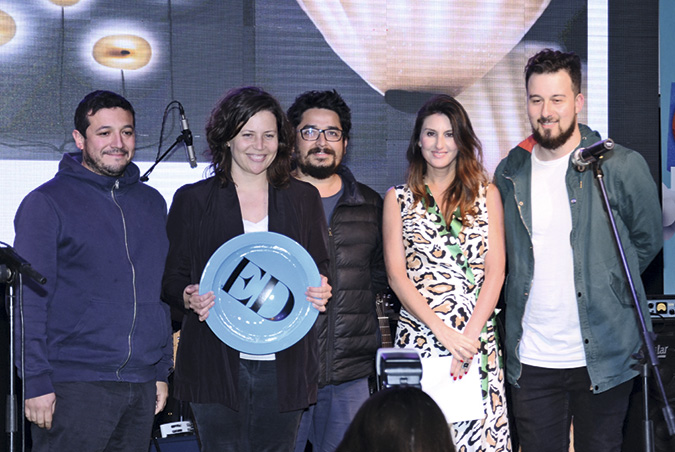 Sebastián Rozas, Tamara Pérez, Guillermo Parada y Victor Imperiale, ganadores del premio a Mejor Diseñador, junto a Magdalena Bock