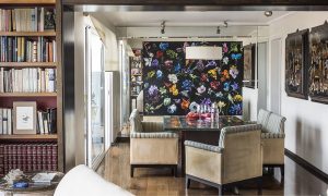 Libros y arte contemporáneo en un departamento con mucha personalidad