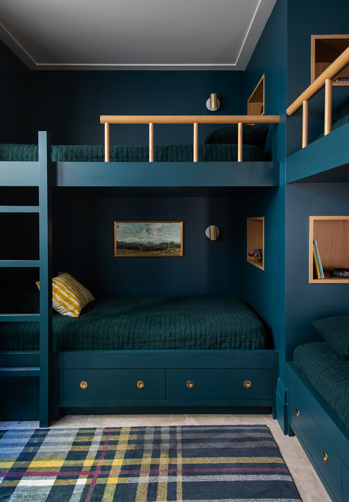 Dormitorio infantil monocromático en color oscuro y madera.