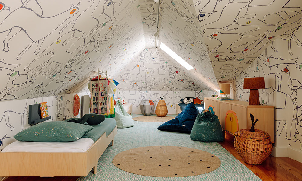 Dormitorio de niños con papel mural de animales.