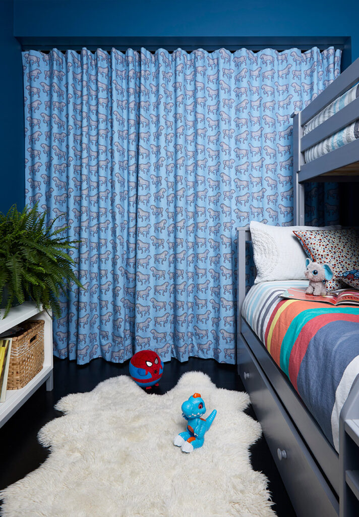 Dormitorio infantil con camarote en color azul.