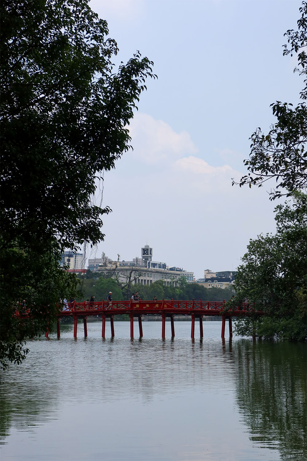 Puente en el lago Hoam Kiem